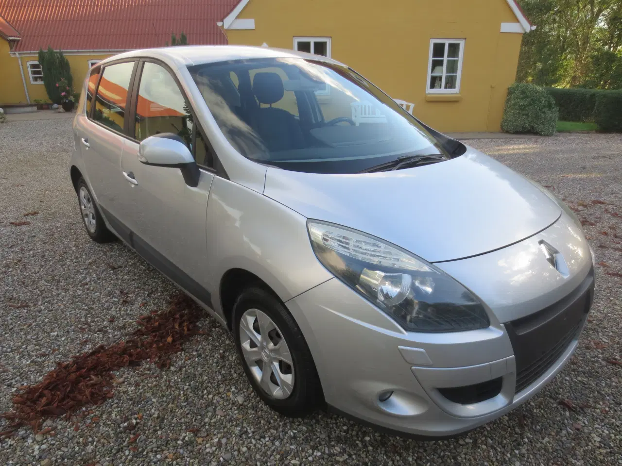 Billede 4 - Renault Scenic 1.6 i År 2010. Nysynet. 