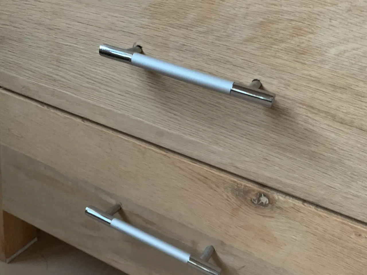 Billede 3 - Smukt skab i massivt træ med glaslåger og skuffer