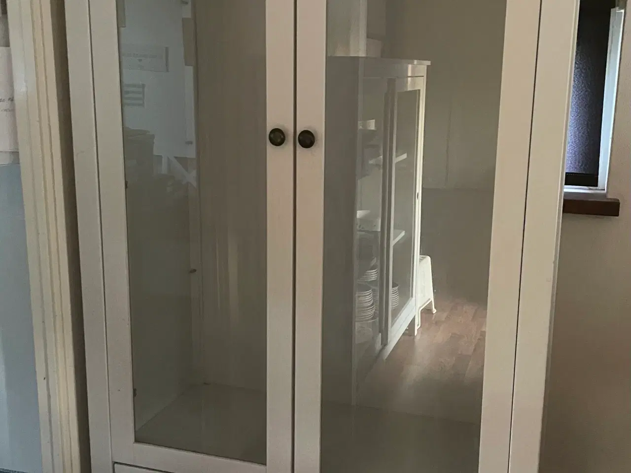 Billede 1 - Vitrine med glashylder