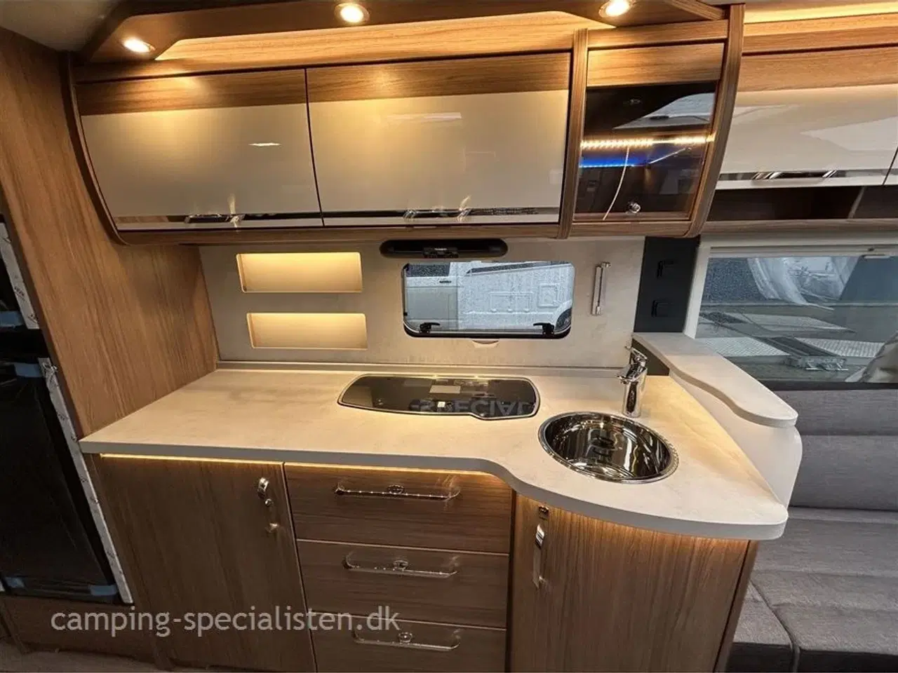 Billede 7 - 2024 - Knaus Scandinavian Selection 650 UDF   ! Knaus Scandinavian Selection 650 UDF 2024 - nyt eksteriør - kan ses hos Camping-Specialisten dk