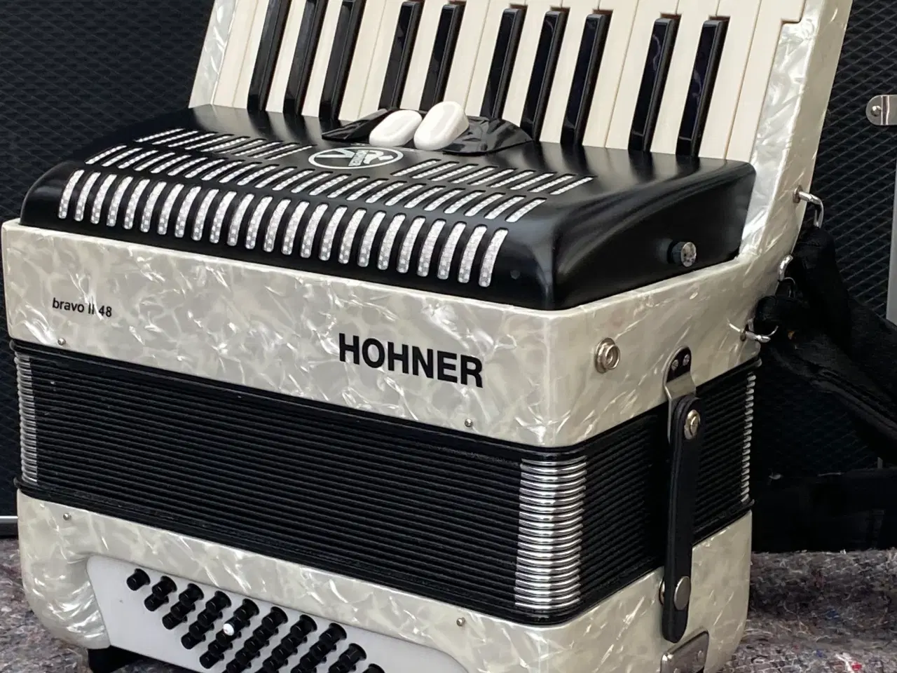 Billede 10 - Hohner Bravo II 48 Facelift – Næsten Ny Harmonika