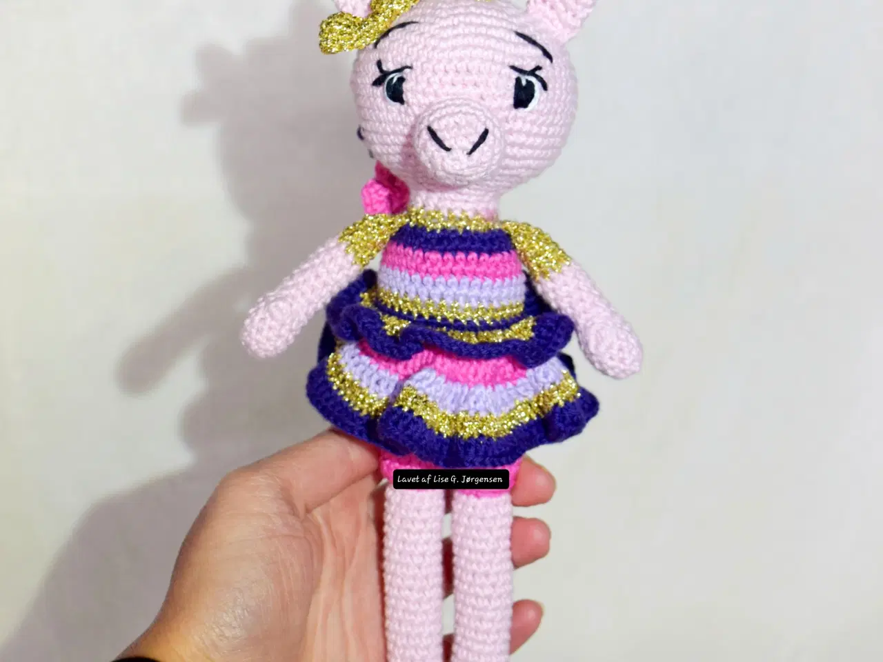 Billede 2 - Hæklet enhjørning med strutkjole & krøller