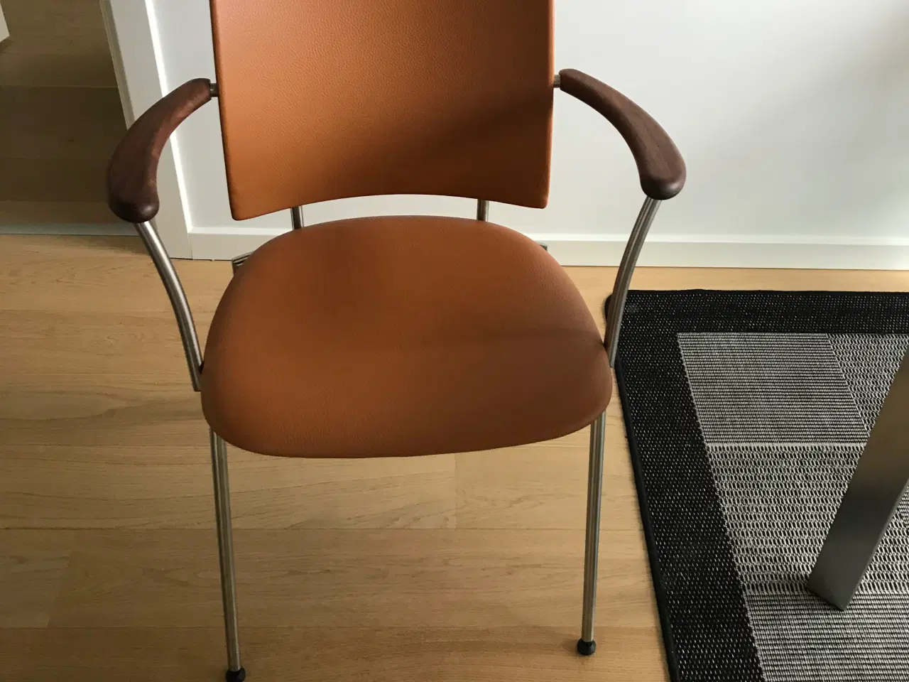 Billede 3 - Flot Naver spisebord i valnødde træ med 4 stole