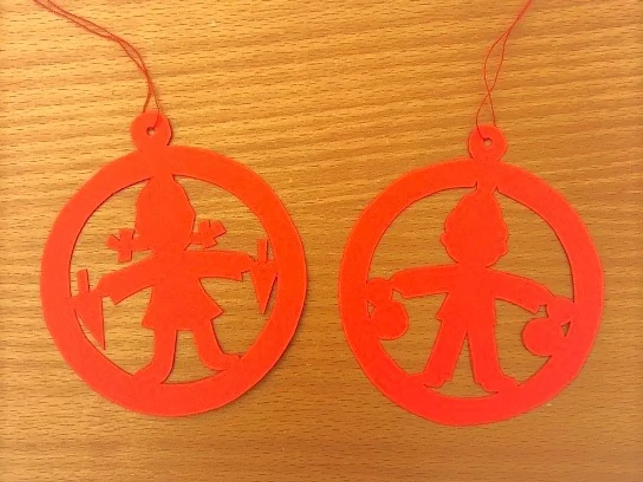 Billede 8 - JULEKLIP. Håndskåret i rød og hvid karton. Nisser,