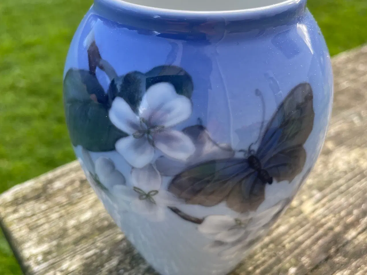Billede 1 - Royal Copenhagen vase med blomstergren/sommerfugl