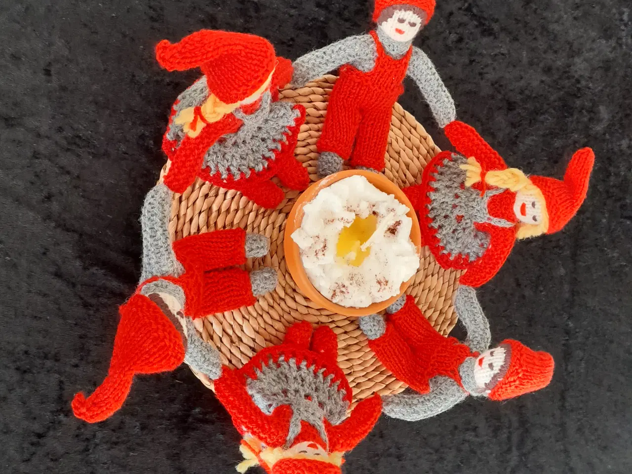 Billede 2 - Nisser rundt om risengrød