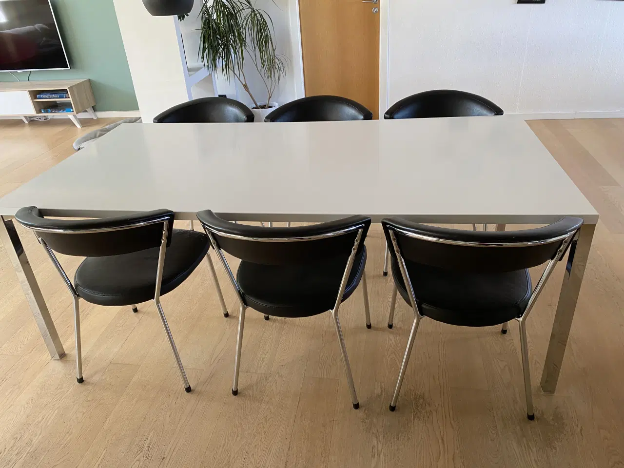 Billede 1 - Spisebord med stole