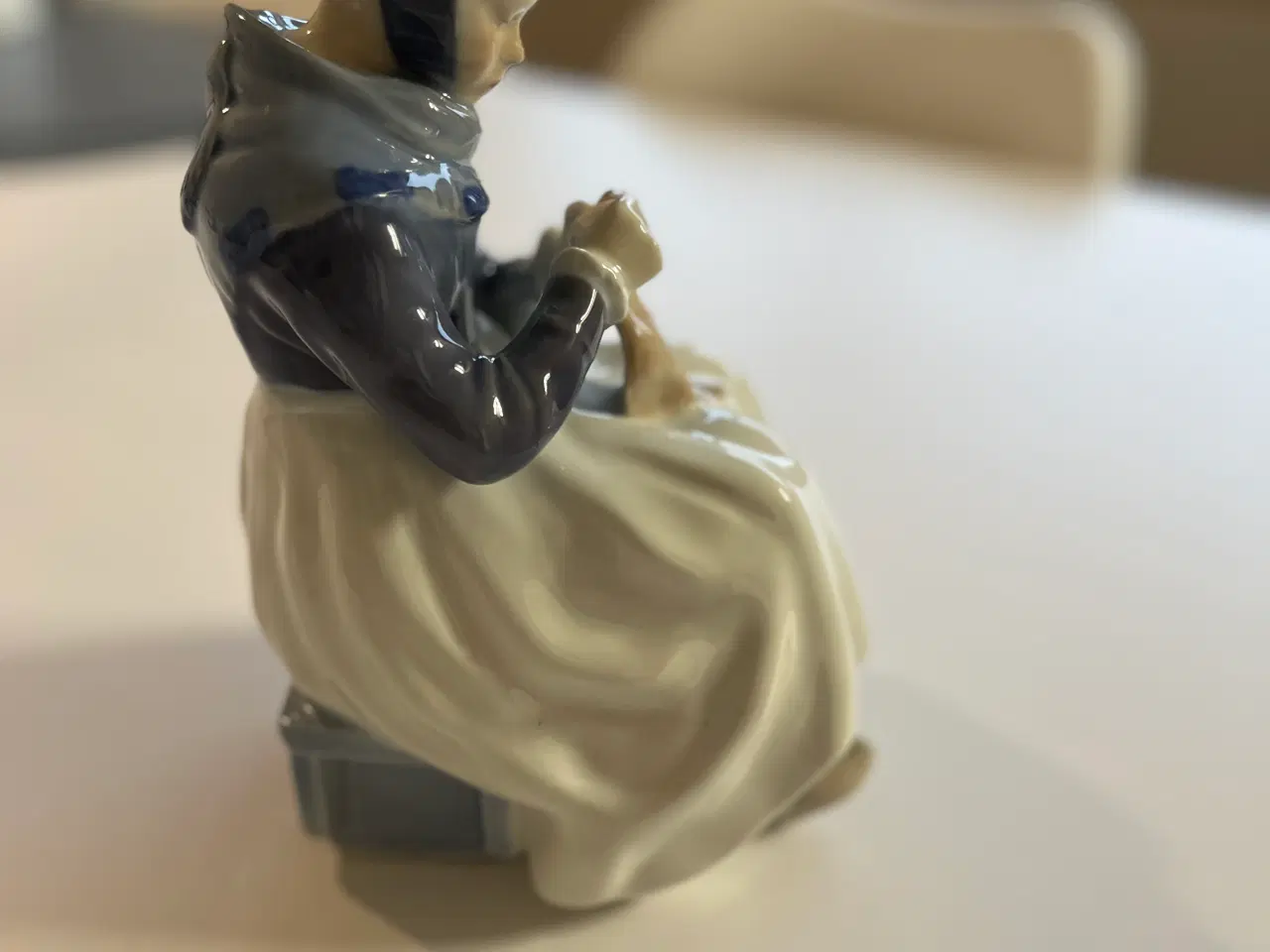 Billede 4 - Stor siddende Amagerpige