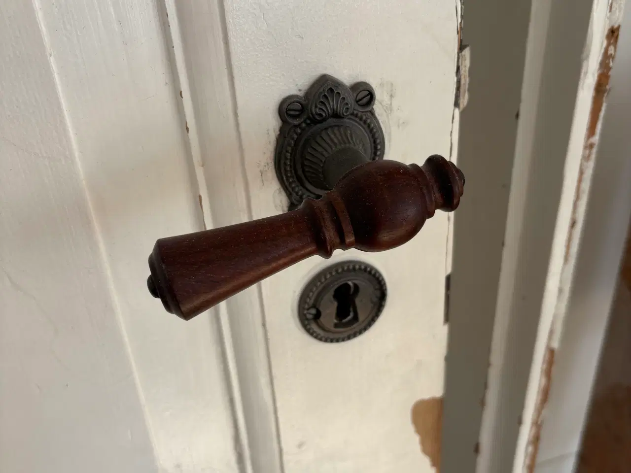 Billede 2 - Klassisk massiv indvendig med trægreb