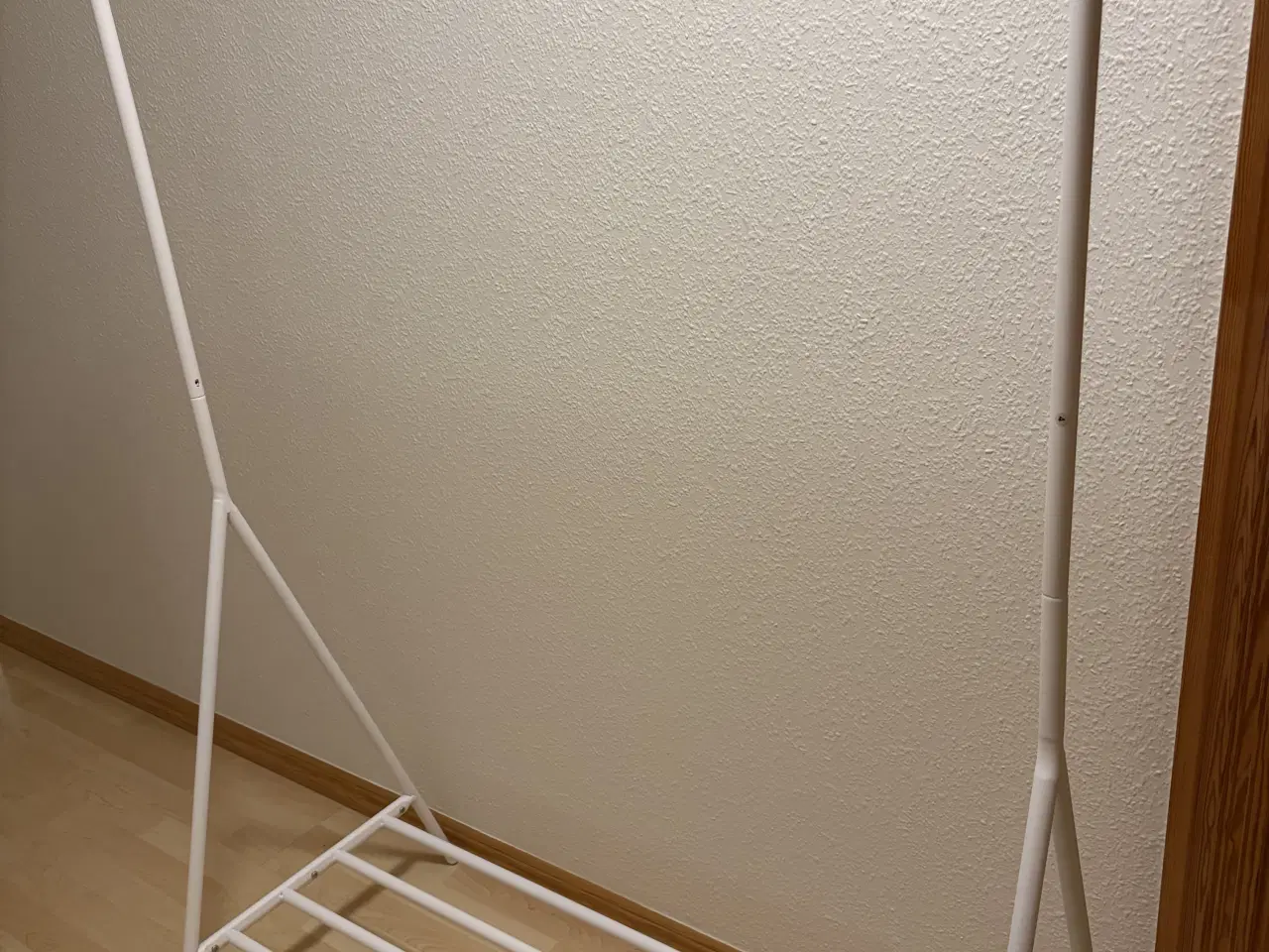 Billede 1 - Tøjstativ i hvid