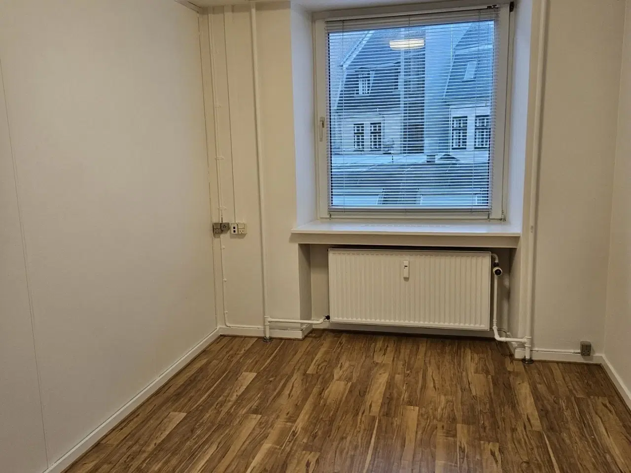 Billede 8 - Stort kontor med faciliteter, beliggende nær offentlig transport.