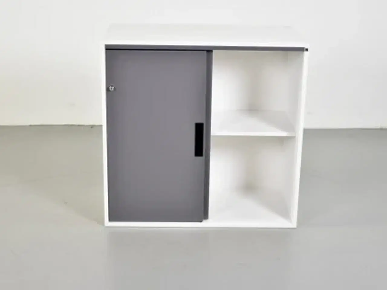 Billede 5 - Cube design quadro skab i hvid med to grå skydelåger