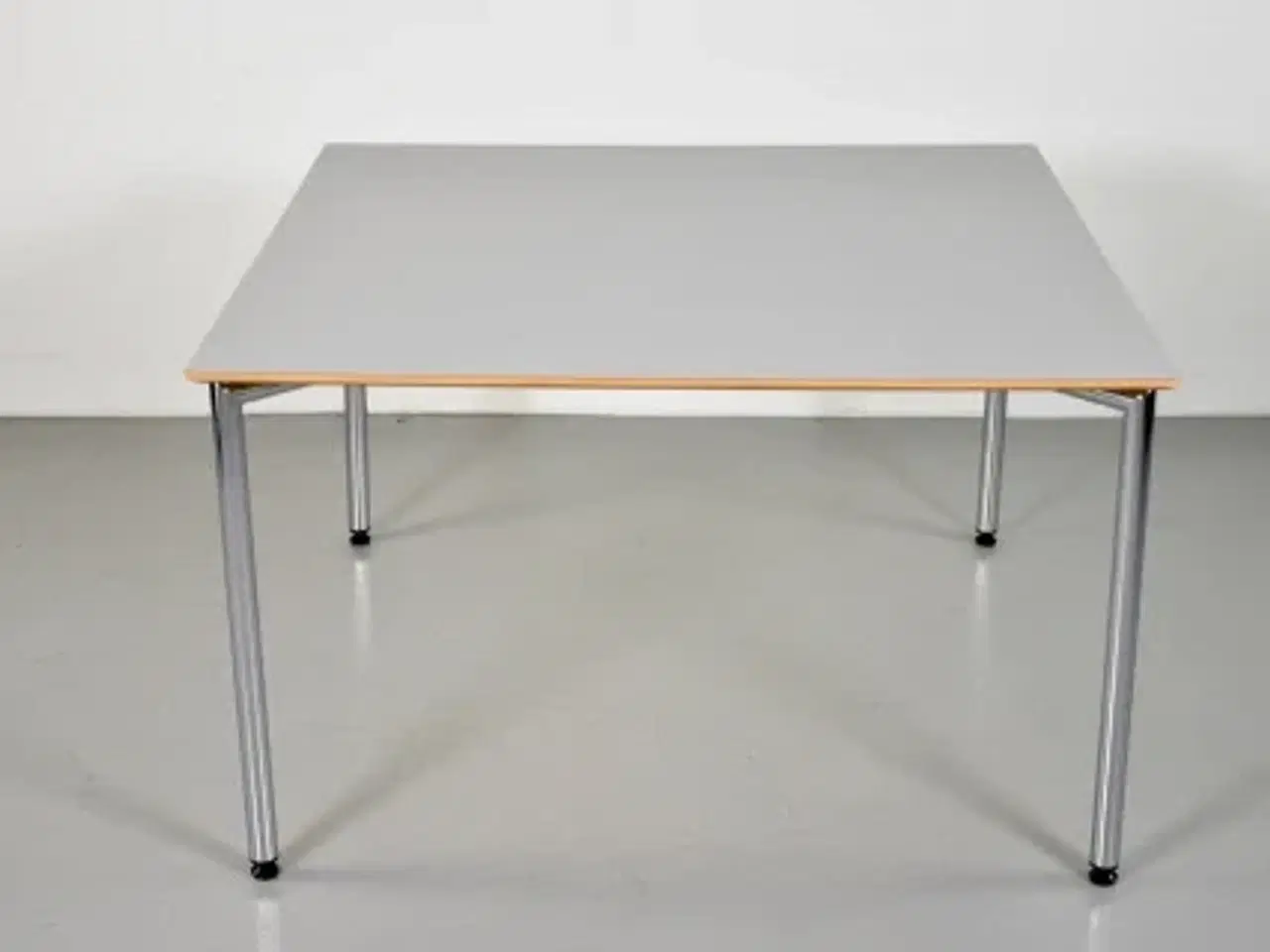 Billede 1 - Randers radius kantinebord med grå plade og krom stel