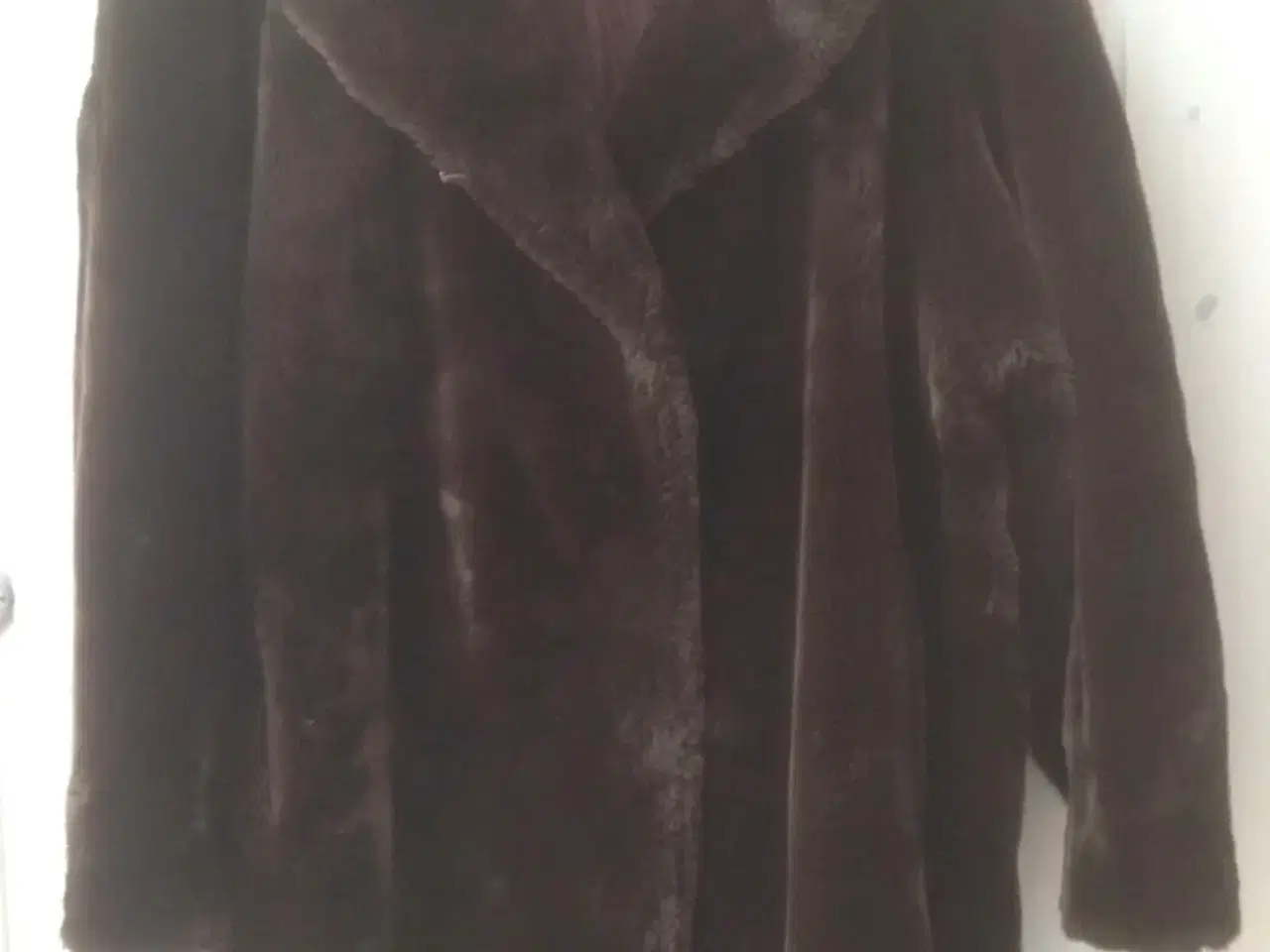 Billede 2 - 3/4 lang jakke i imiteret bjørn