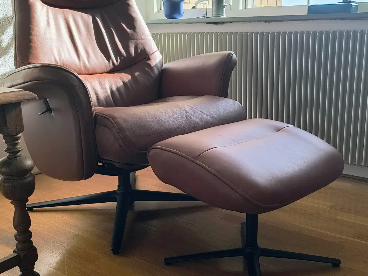 Billede 1 - Cognacfarve relaxstol med fodskammel