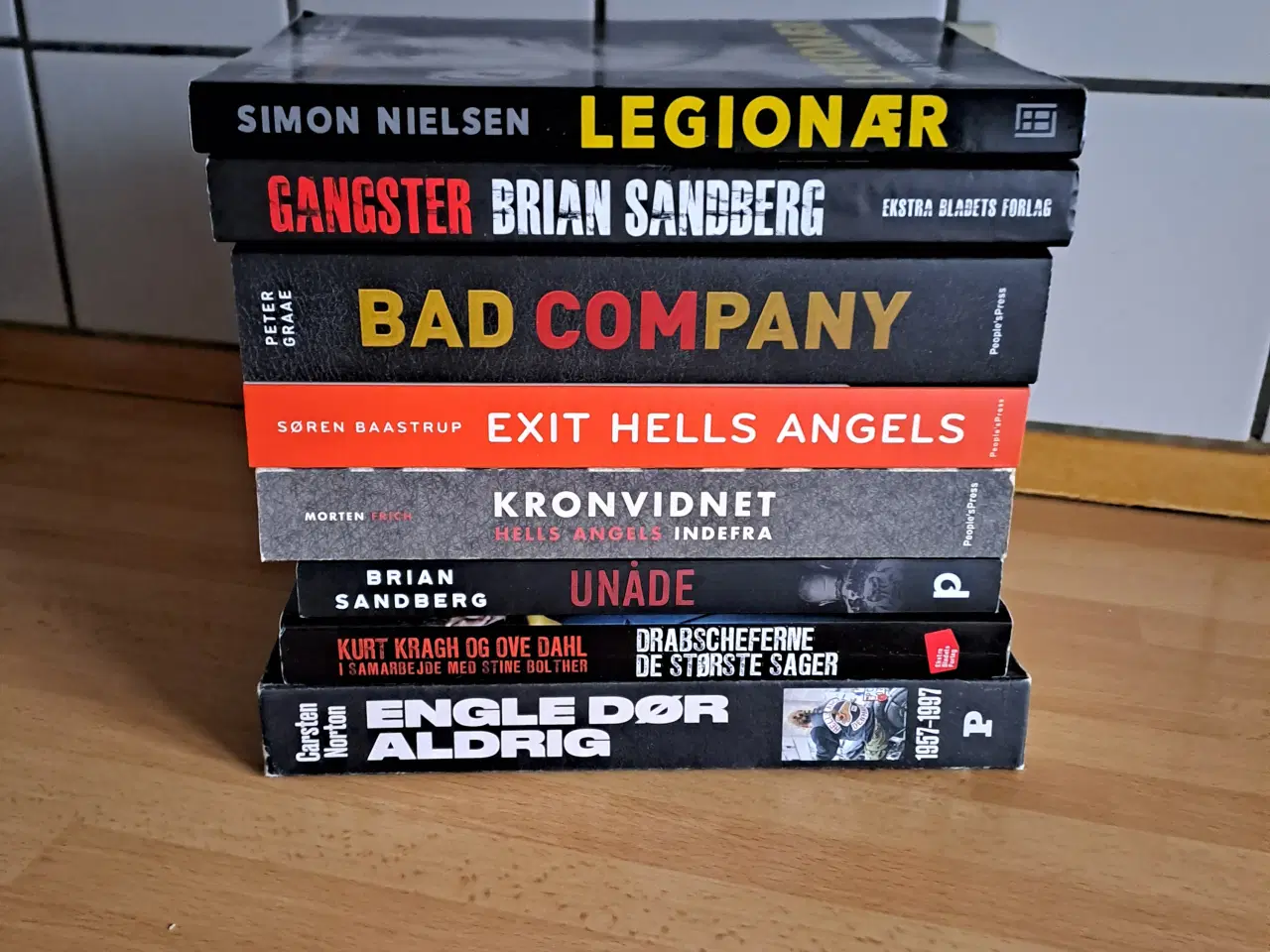 Billede 1 - Rocker bøger m.fl. sælges.