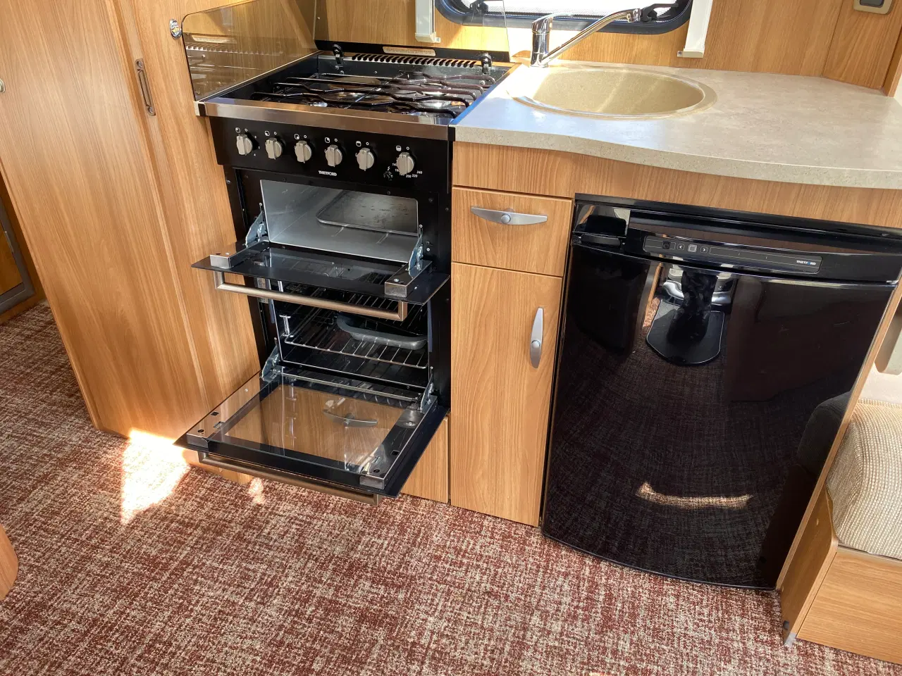 Billede 11 - KVALITET,CAMPINGVOGN ? der ligner en Autocamper. 