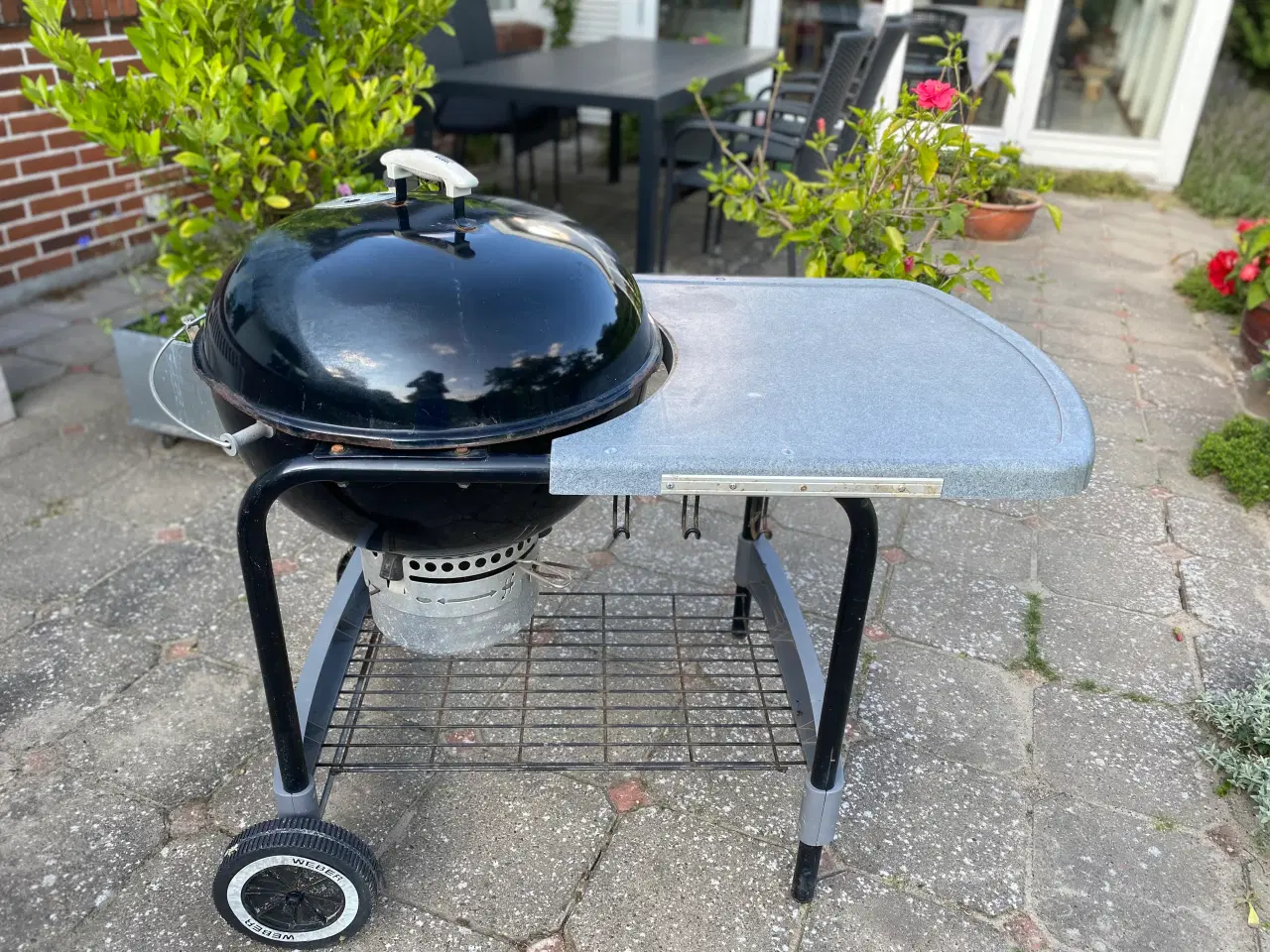 Billede 2 - Kulfyret Webergrill med sidebord