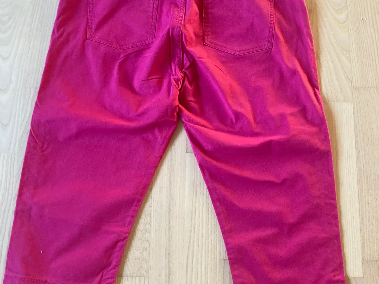 Billede 2 - Ceride-røde Capri-shorts (3/4 lange) str 46