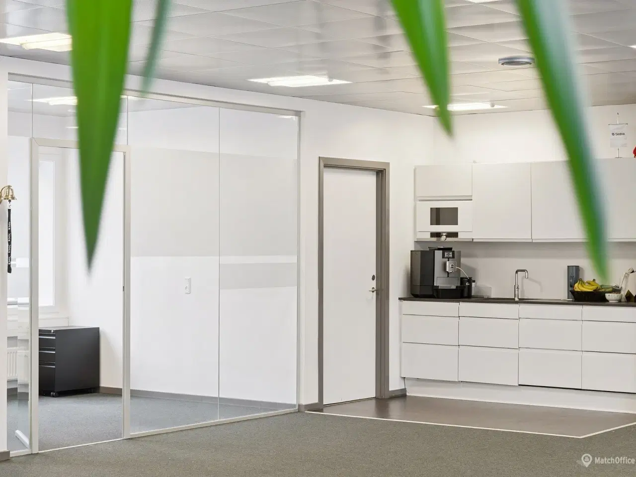 Billede 4 - Åbent kontormiljø i serviceret flerbrugerhus med stærk strategisk beliggenhed