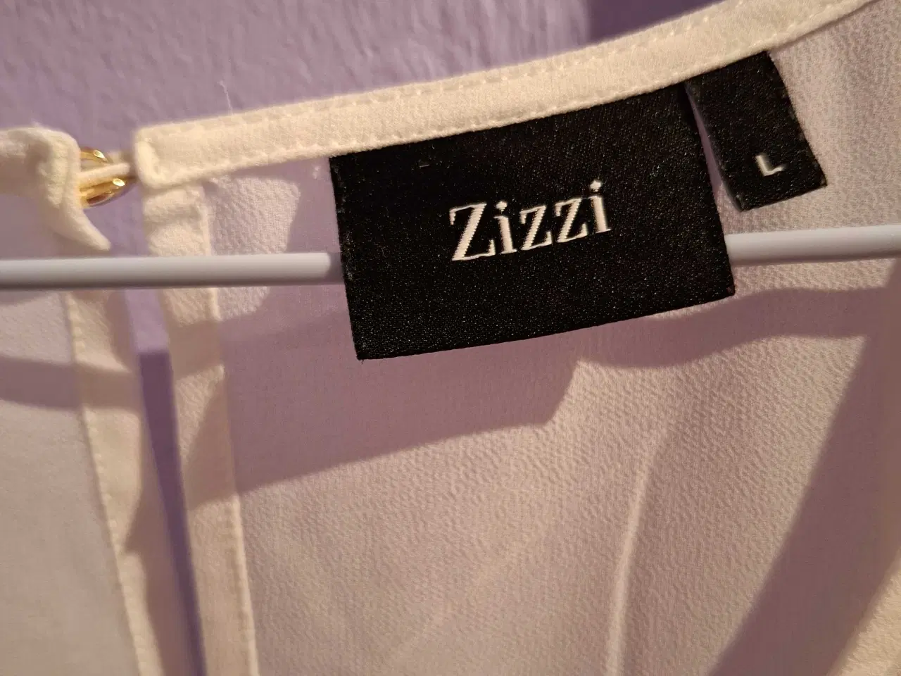 Billede 3 - Flot hvid bluse perfekt til sommer