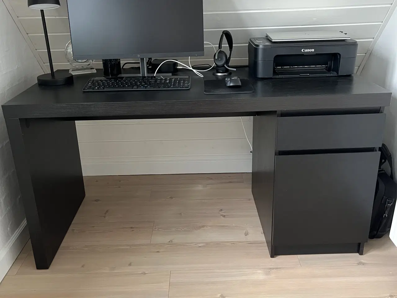 Billede 1 - Flot sort skrivebord 