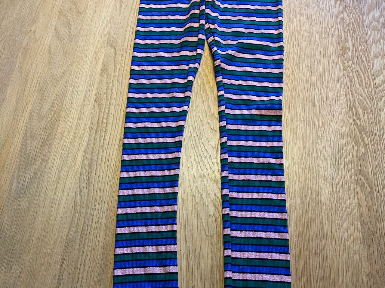 Billede 9 - Stribede jeans med god vide str. 134. Tshirt mm