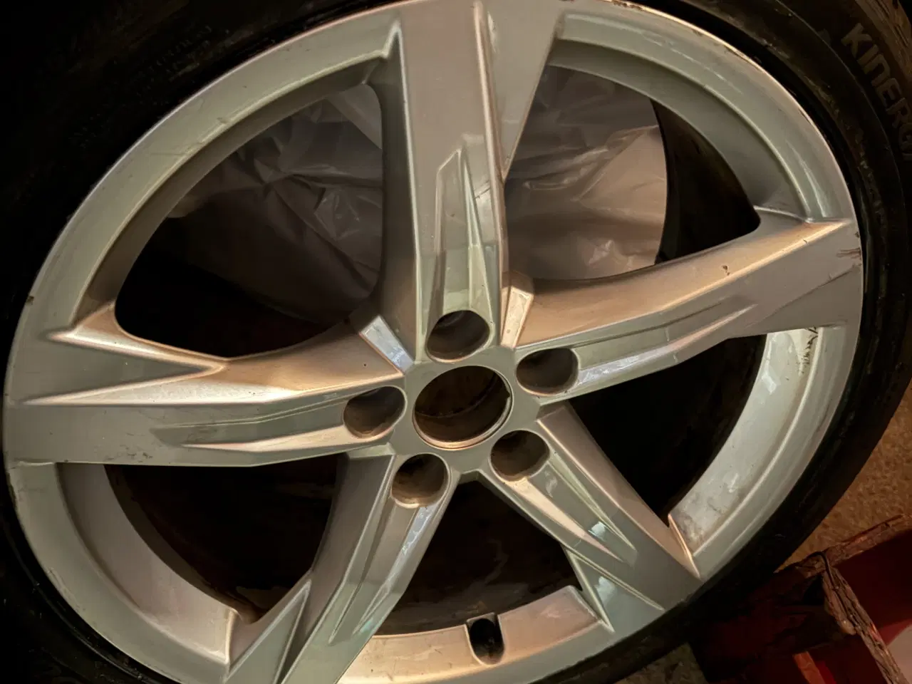 Billede 2 - Helårsdæk 225/45-18 med Audi originale alufælge