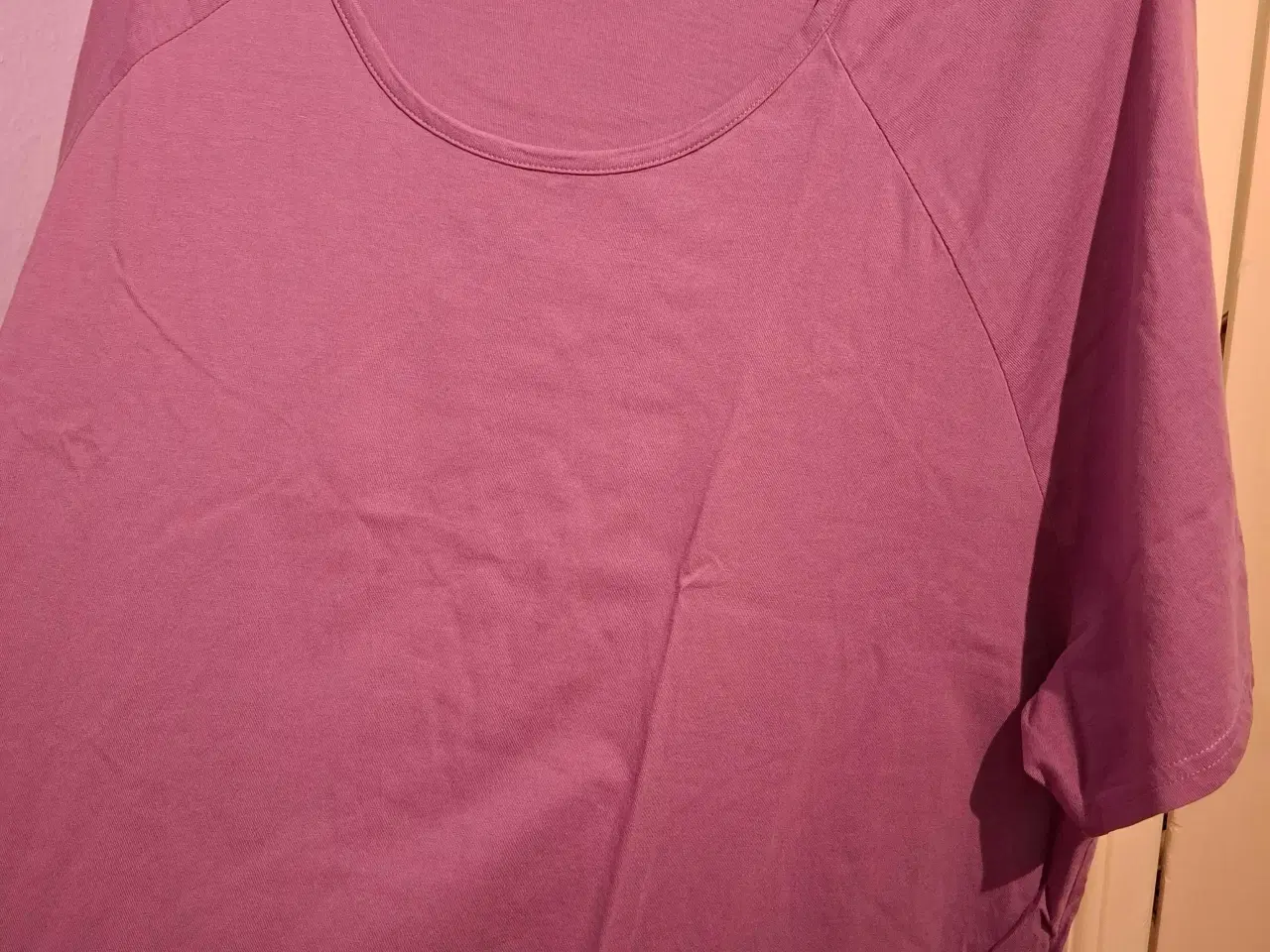 Billede 4 - Cellbes T-shirt i størrelse 54-56 i lilla