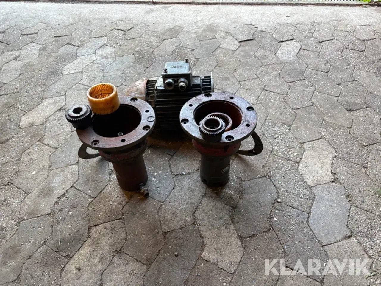Billede 5 - Pumpe til indbyg. I hydrauliktank 2 stk + elmotor