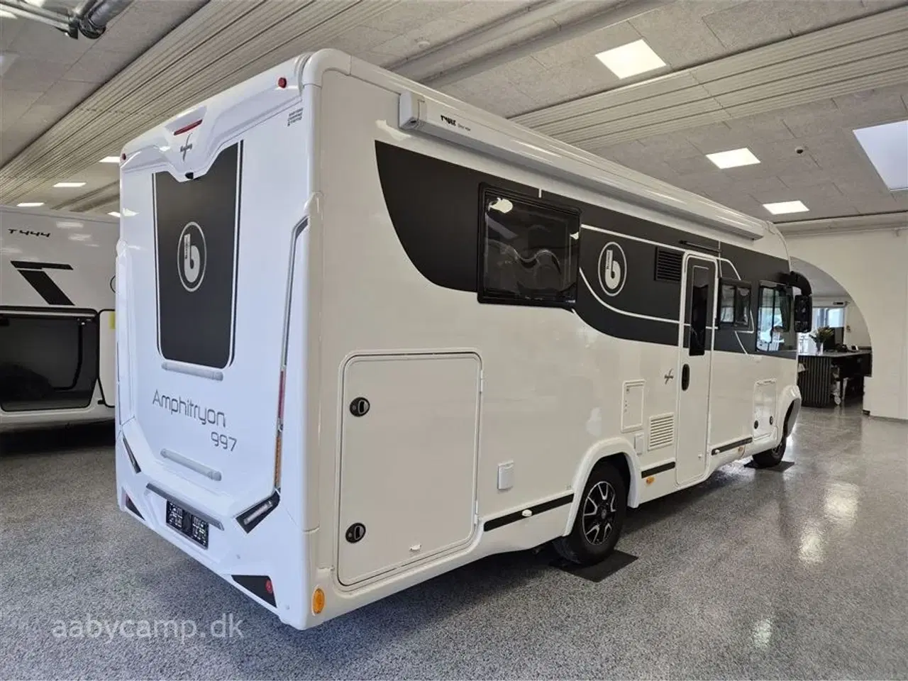 Billede 2 - 2020 - Benimar Amphitryon 997   NK-pakke. automatgear. solceller. ovn. lædersæder. queensbed.
