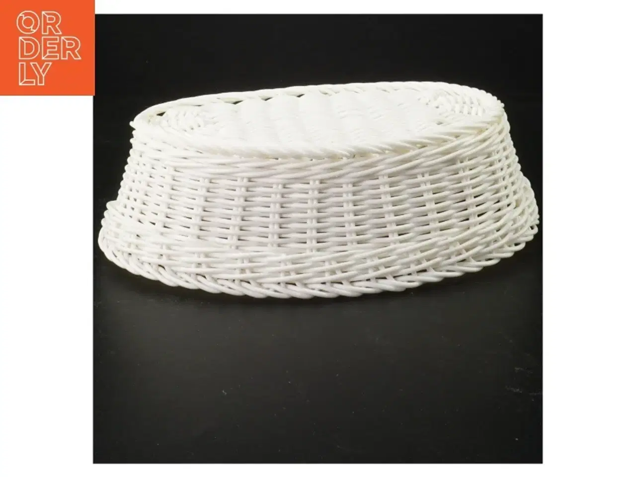Billede 2 - Hvid flettet plast kurv (str. 24 x 16 x 7 cm)