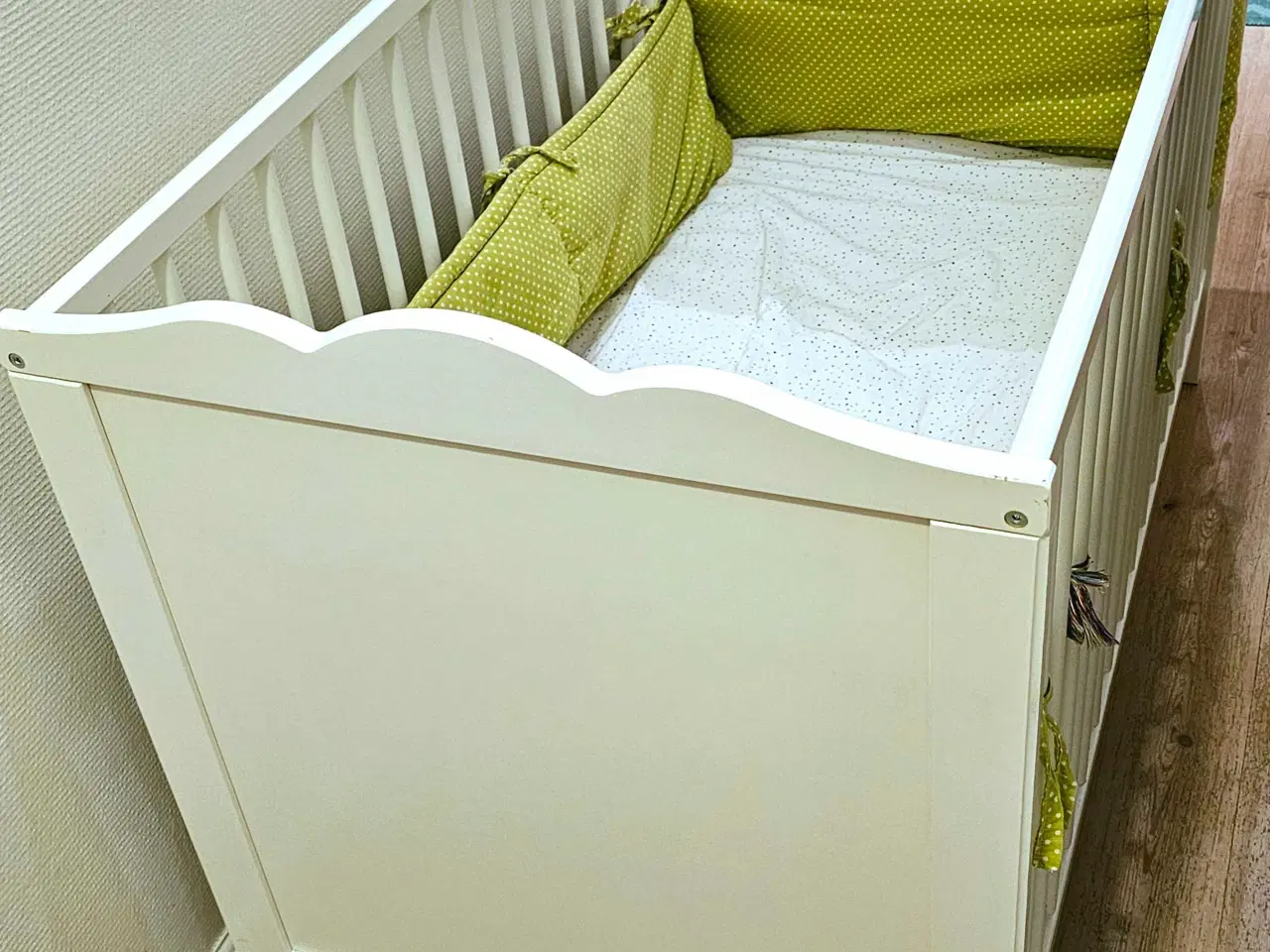 Billede 1 - Fin hvid tremmeseng med adresser og sengekant 