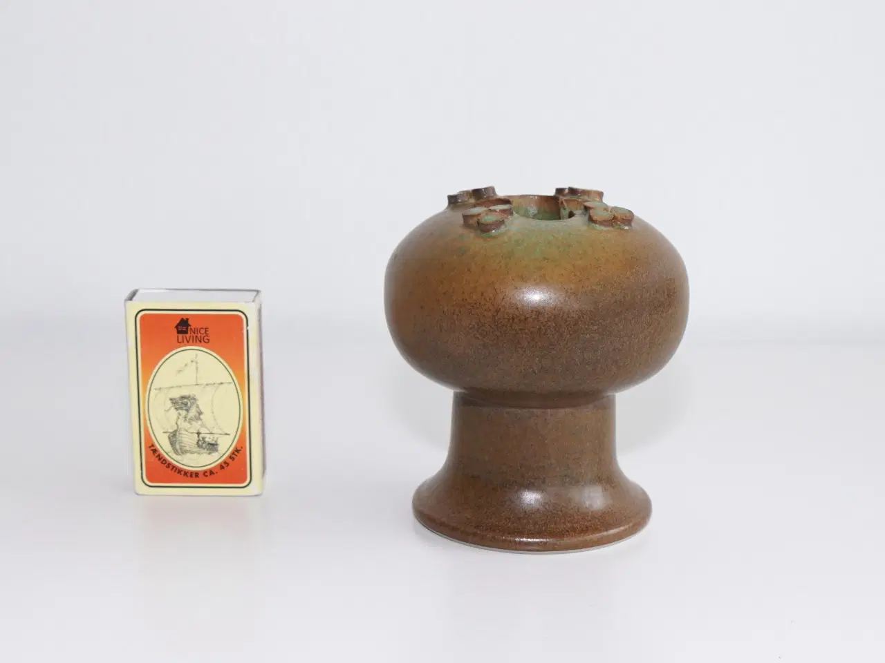 Billede 2 - Vintage keramik vase med spændende form-signeret K