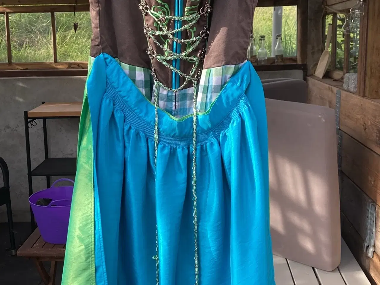 Billede 8 - Dirndl “tyrolerkjole” original bayrisk,incl. bluse