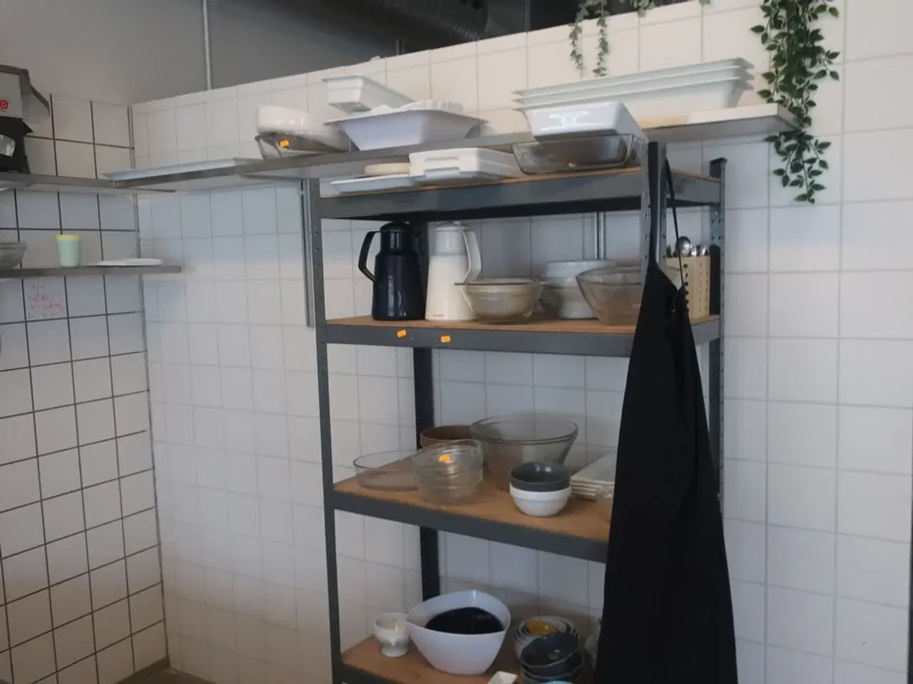 Billede 1 - Reol med service m.m.