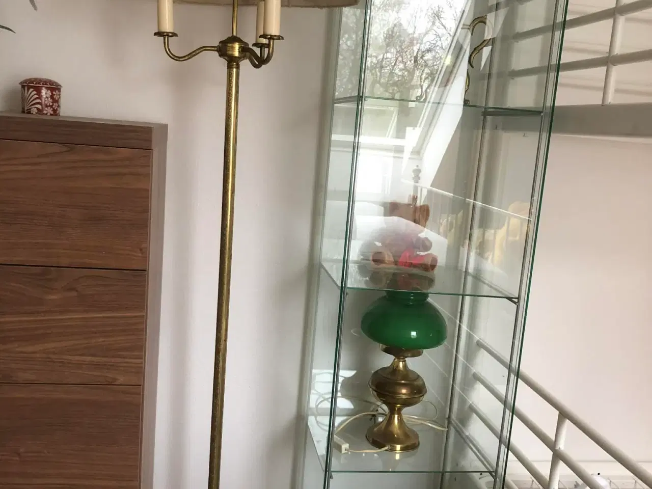 Billede 1 - glas vitrineskab sælges