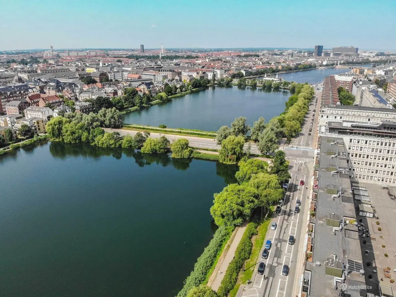 Billede 15 - Markant og eksponeret kontorhus med nem adgang til offentlig transport og parkeringsmuligheder.