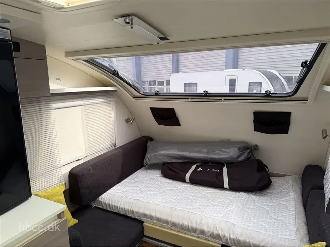 Billede 4 - 2012 - Adria Action 361 LH   Adria Action 361 LH – Let rejsevogn med fortelt og ikonisk design