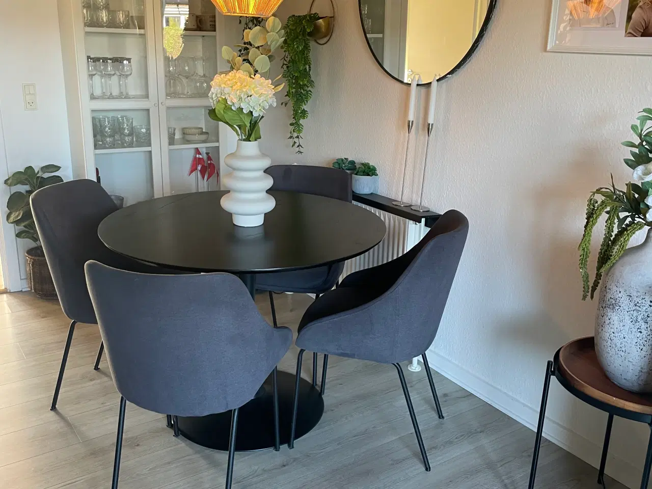 Billede 3 - Spisebordssæt med 4 stole