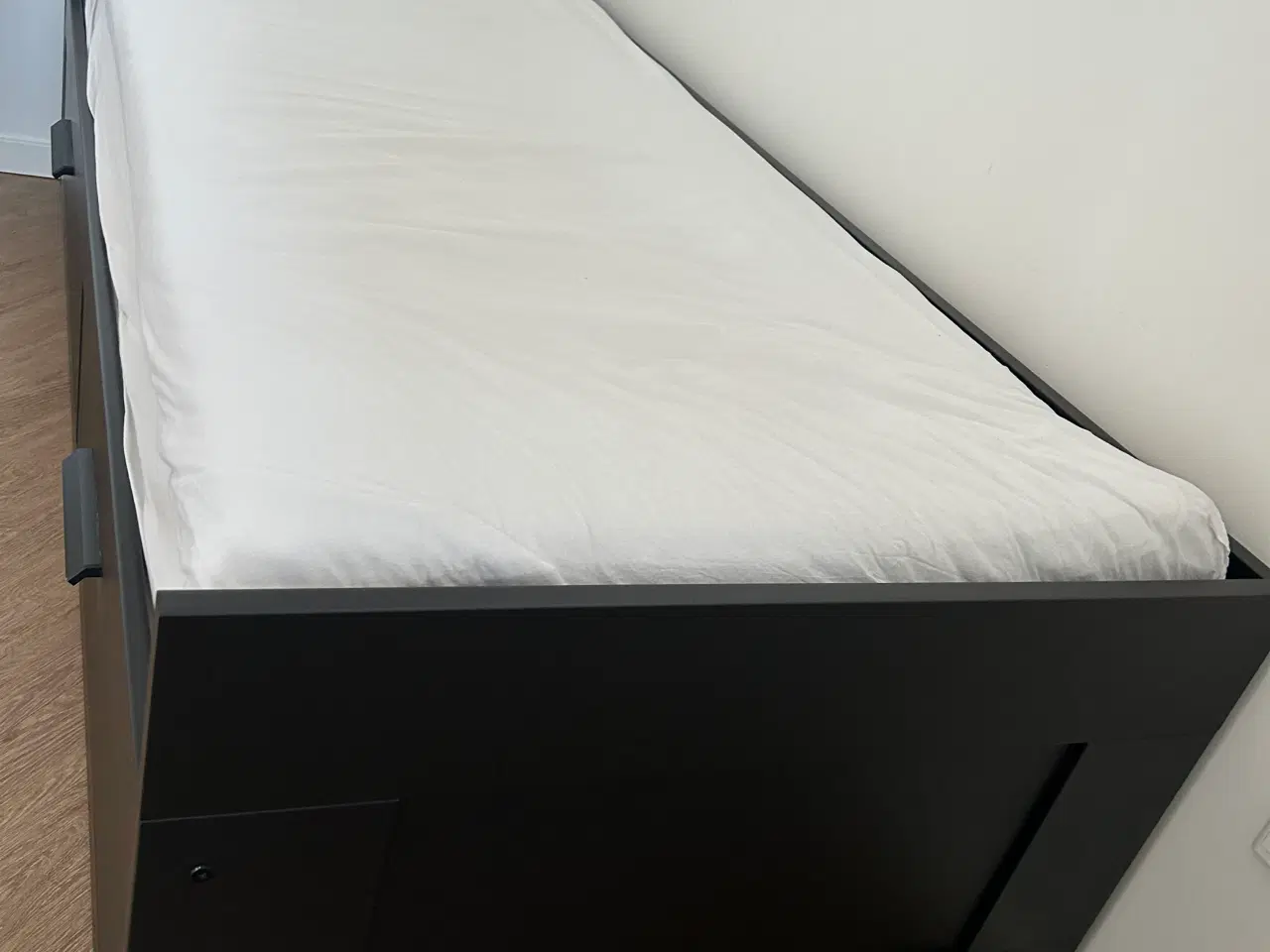 Billede 3 - Sovesofa m 2 skuffer og 2 madrasser