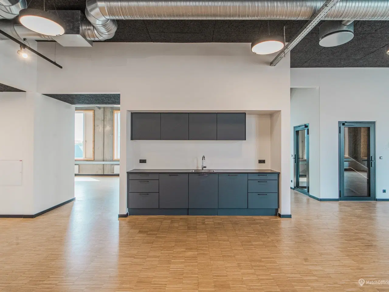 Billede 7 - Gennemført kontordomicil med rå detaljer