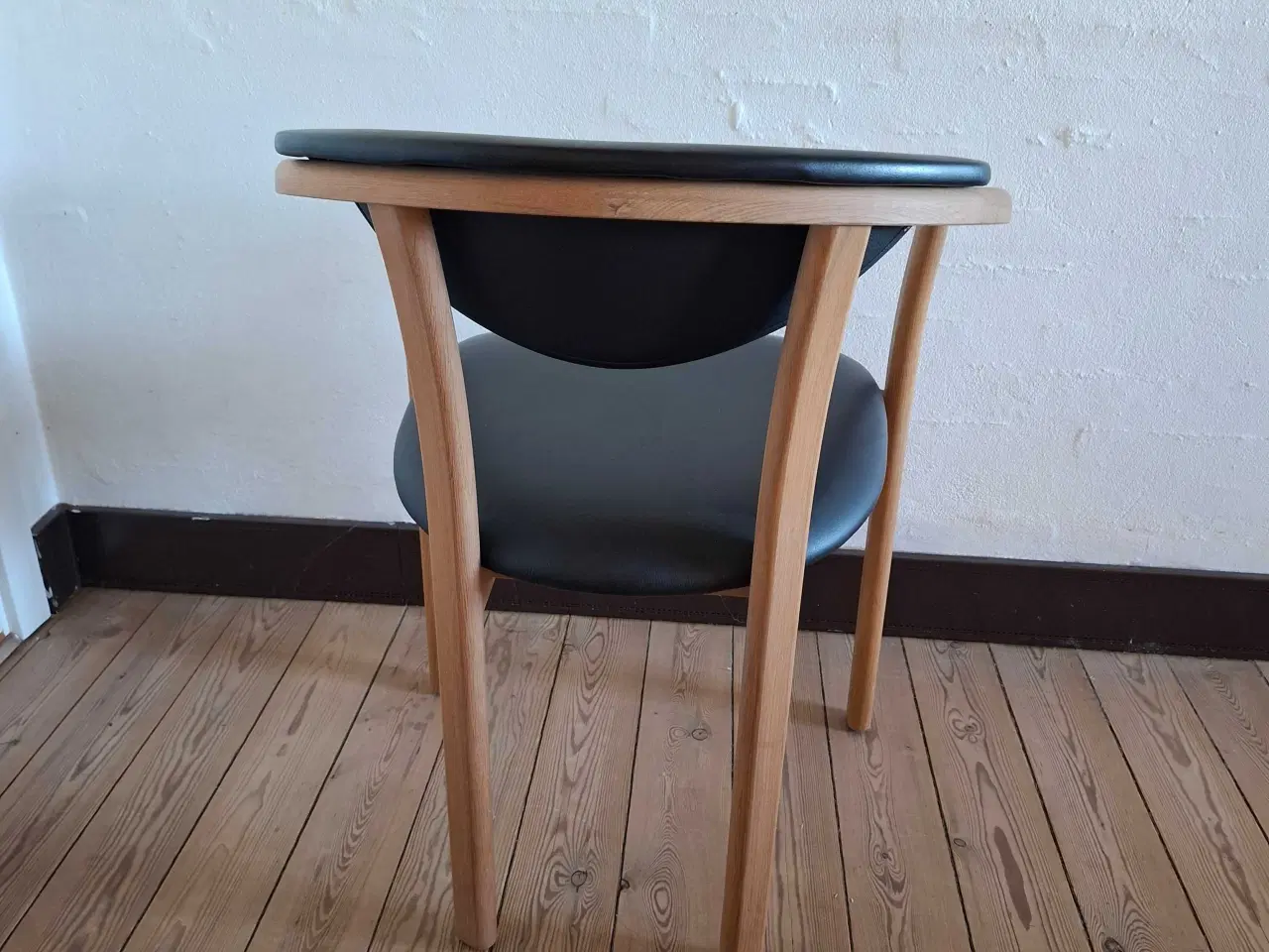 Billede 3 - Egetræsstole med læderbetræk i ryg & sæde.