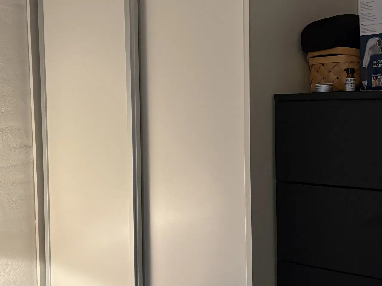 Billede 2 - Garderobeskab med skydelåger