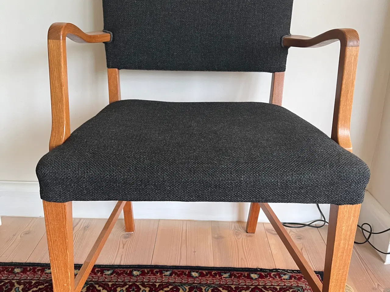 Billede 1 - Lænestol med armlæn og betræk i sort uld 