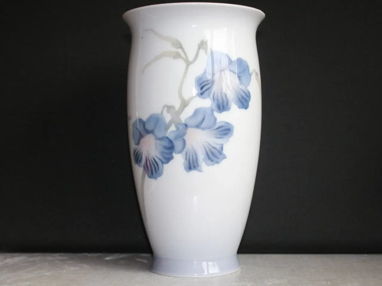Billede 1 - Vase med blå blomster, Bing og Grøndahl