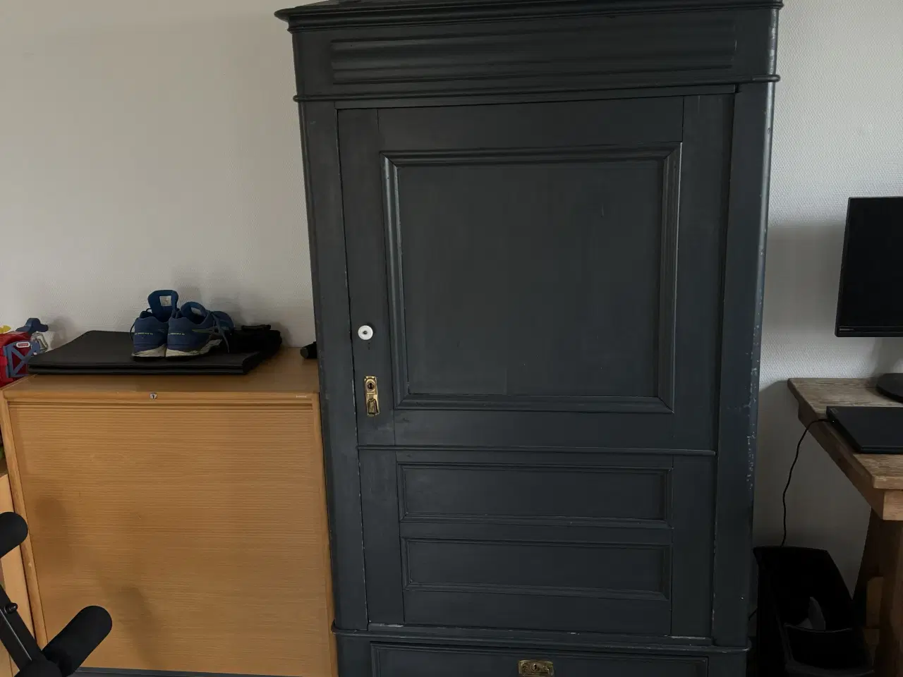 Billede 1 - Blåt karlekammerskab 92 x 175 med skuffe