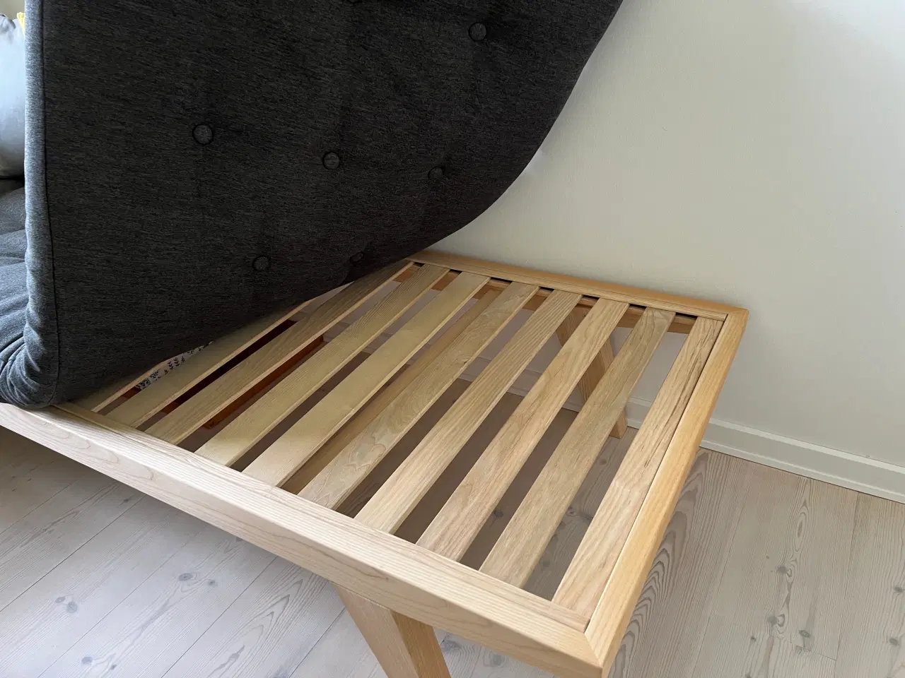 Billede 3 - Daybed i asketræ, incl.  madras med mørkt betræk. 