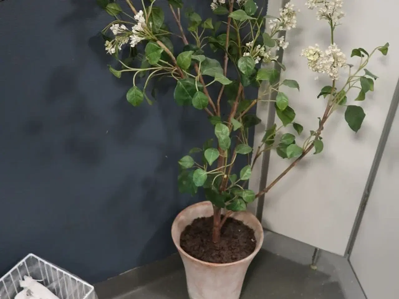 Billede 3 - Kunstigplante i krukke samt hylde med indhold