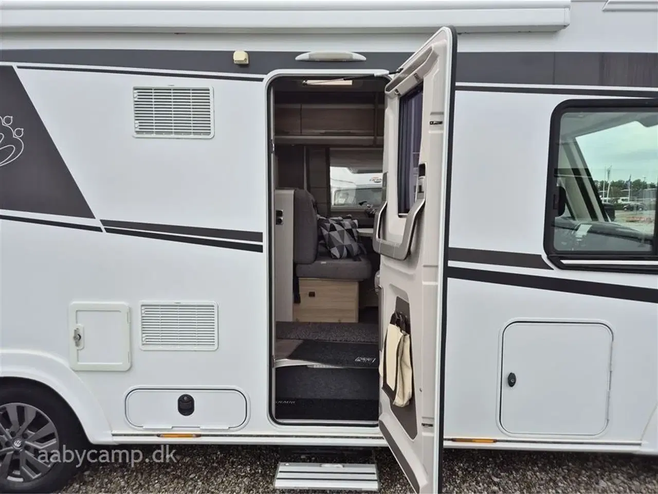 Billede 5 - 2019 - Knaus Sky I 700 LEG   Automatgear. markise. solceller. batterier. Elektrisk  indgangstrin. TV.  Egoist model Uden sænkeseng i forenden!!  Bemærk 3850 Kg. total.